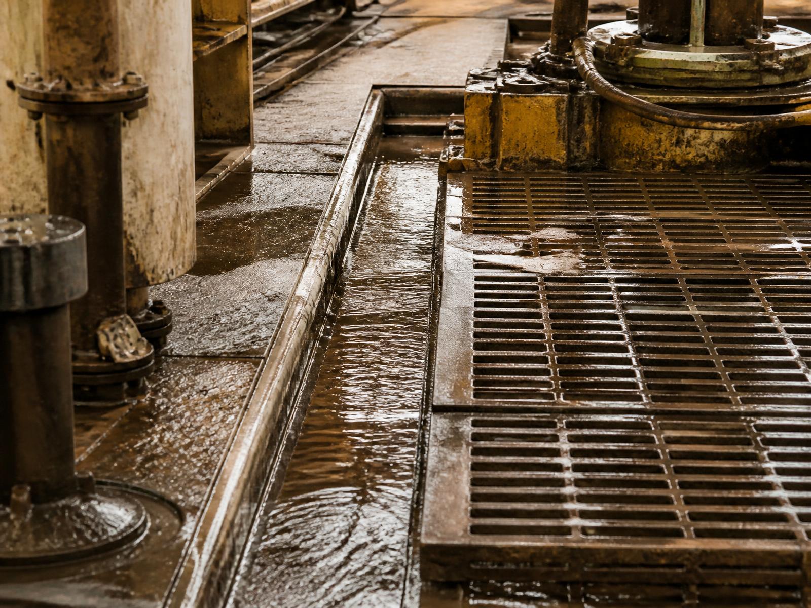 Offshore rig deck drainage detail